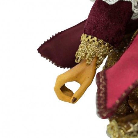 Mrs Gatto con Abito di Colore Burgundy e Oro