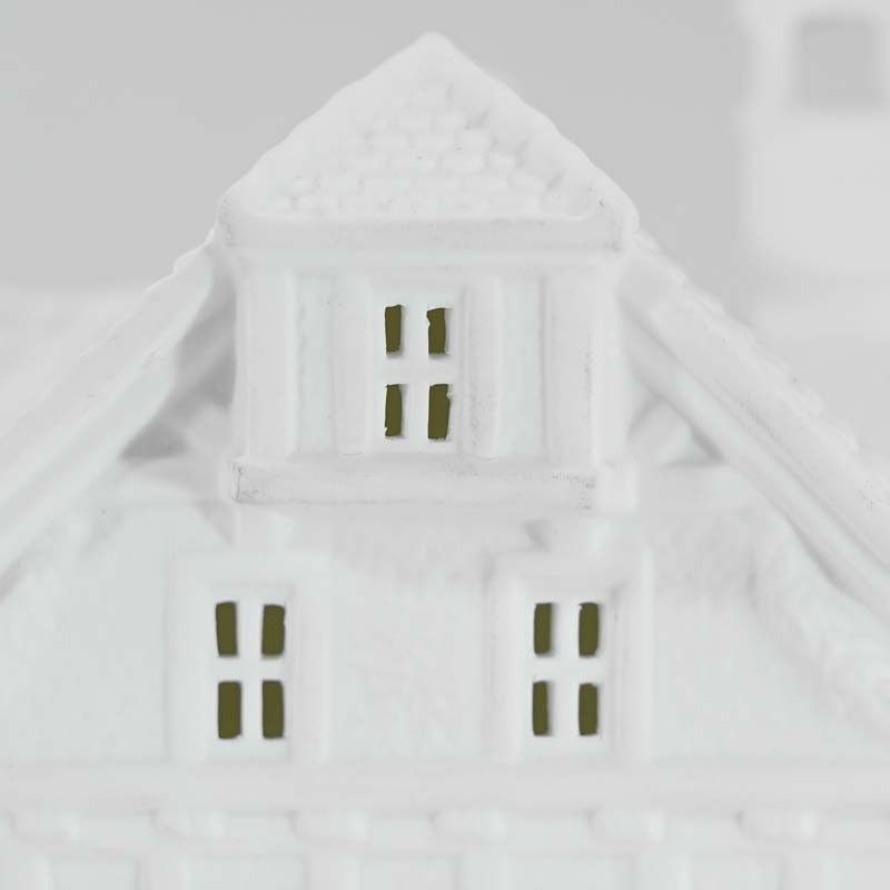 Casetta in Porcellana Bianca con Luce Led H.18 cm