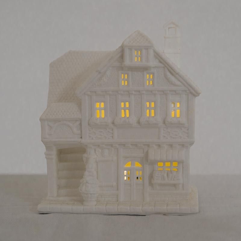 Casetta in Porcellana Bianca con Luce Led H.18 cm