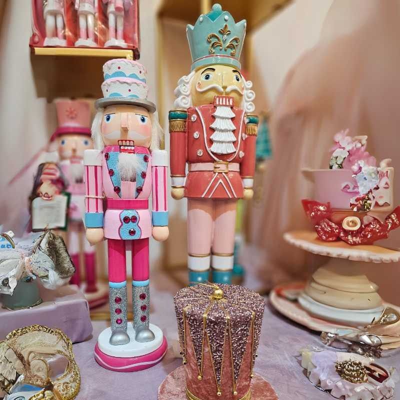 Schiaccianoci Natalizio in Legno con Cappello a Torta H.38 cm