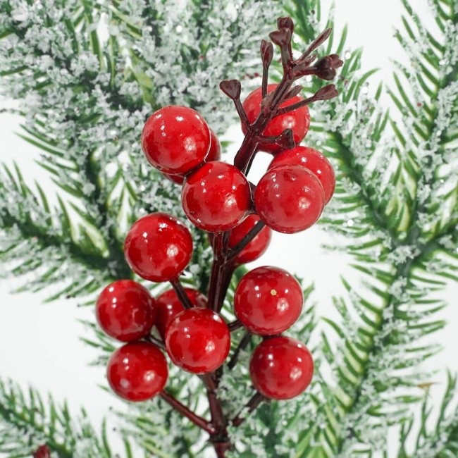 Ramo di Pino Innevato con Bacche Rosse L.76 cm