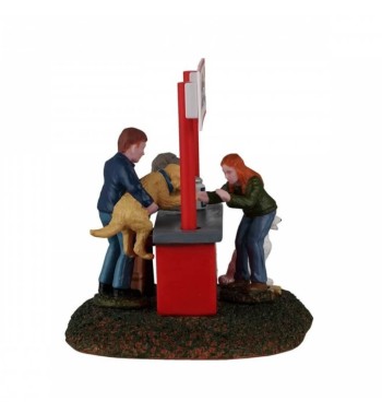 Puppy Kissing Booth - Lemax 63815